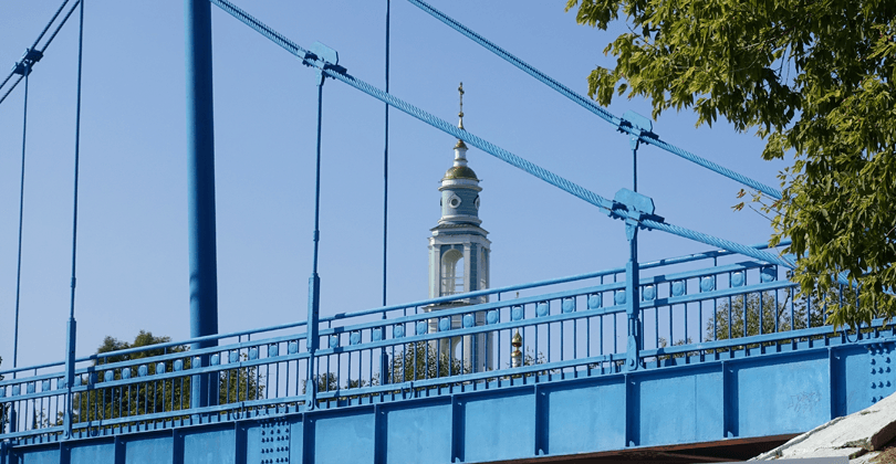 Пешеходный мост через реку Цна. Вид на Спасо-Преображенский собор