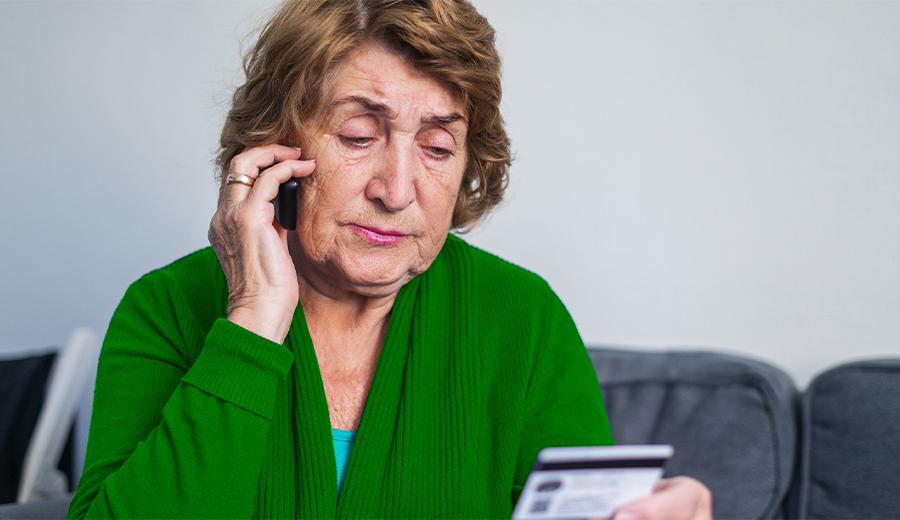 Опасный возраст: как помочь пожилым родственникам не стать жертвой мошенников